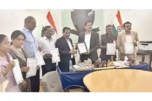 Prof Sreeramulu receives ICFAI Best Teacher Award