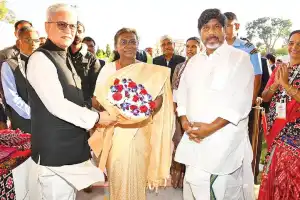 State handloom artisans impress as Sircilla saris amaze President