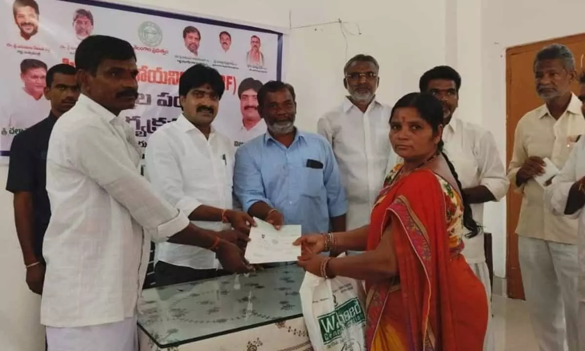 Alampur MLA Vijayudu Hands Out CMRF Cheques to Beneficiaries