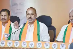 Bandi questions if the duplicate Gandhi family is above the law