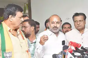 Bandi Sanjay criticizes police action against UoH students