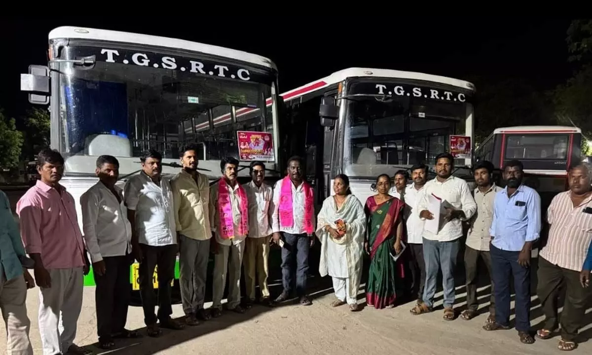 Basu Hanumanthu Naidu Launches Buses from Gadwal for BRS Rajatotsava Sabha in Warangal