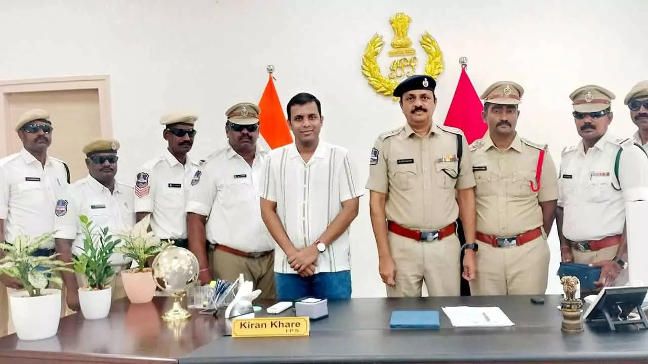 Bhupalapally SP hands out sunglasses to traffic police officers