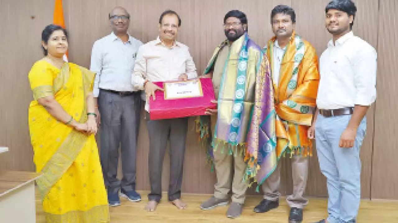 Bus conductor praised for returning passenger’s valuables worth Rs 13 lakh