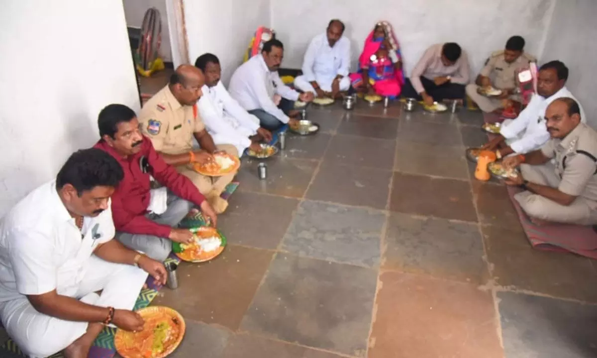 Collector and MLA Share Community Meal with Beneficiaries to Support Fine Rice Program in Gadwal