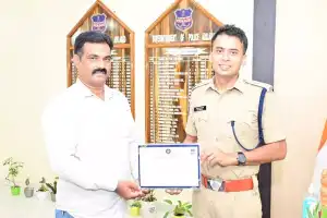 Constable Gama Srinivas honored with appreciation certificate from SP Akhil Mahajan