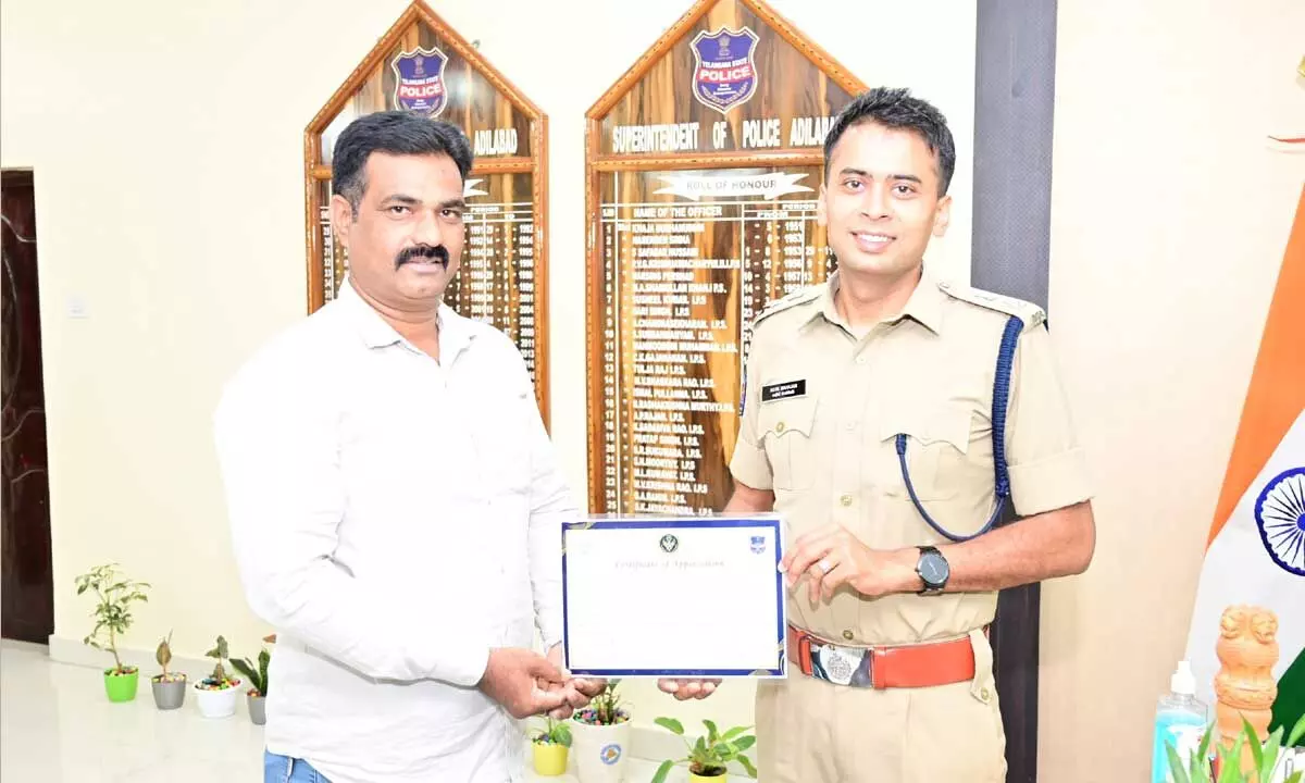 Constable Gama Srinivas honored with appreciation certificate from SP Akhil Mahajan