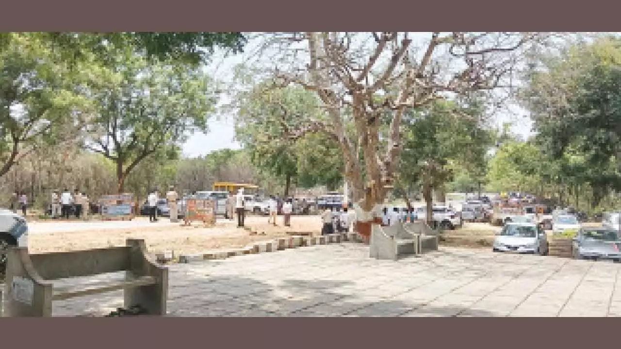 Devotees wait 6 hours for MLA at Umamaheshwar temple