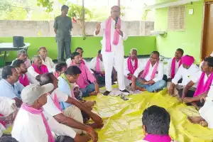 Gandra Ramana invites beedi workers to BRS meeting