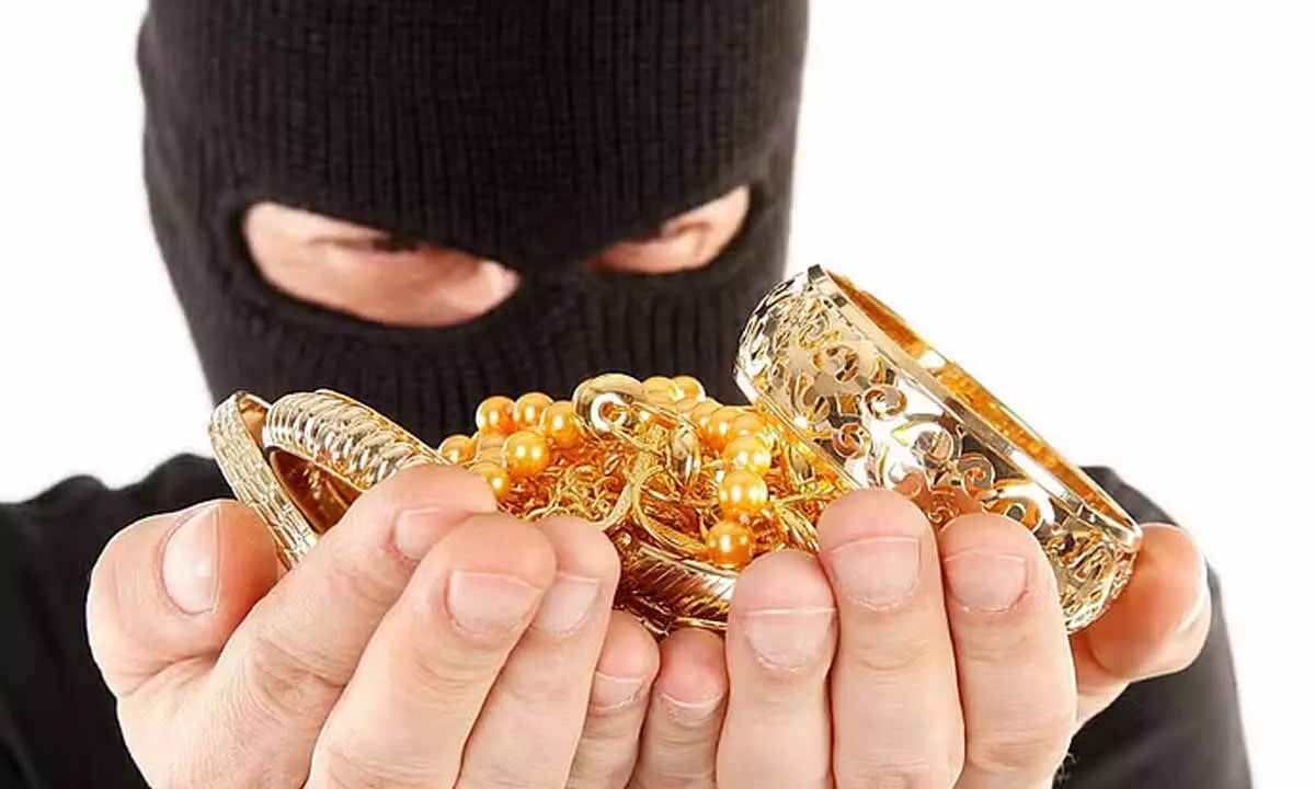 Gold jewelry stolen on Godavari Express, Secunderabad police start investigation
