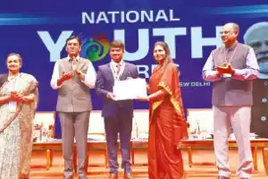 Kalwakurthy youth wins National Youth Award