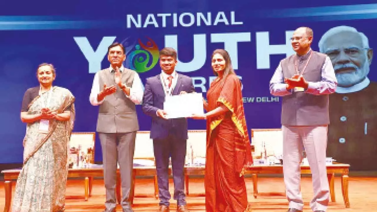Kalwakurthy youth wins National Youth Award