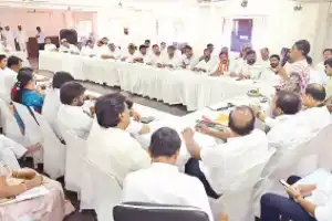 Meenakshi urges TG Congress leaders to avoid groupism