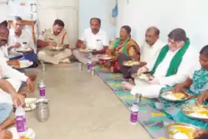 Minister Ponnam shares meal with fine rice recipients