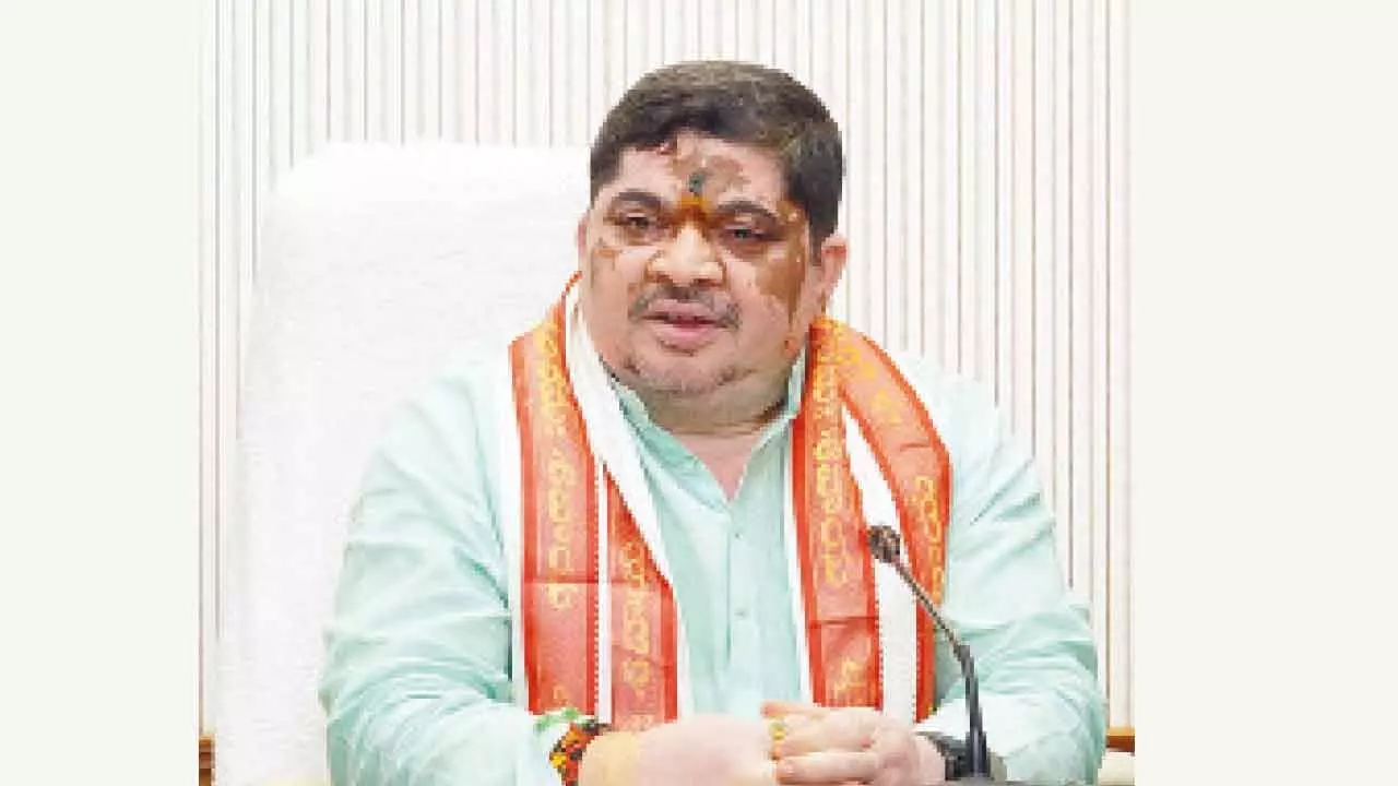 Ponnam accuses Bandi of breaking election rules