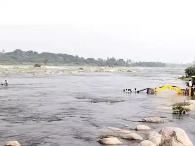 Two People Rescued After Getting Stranded in Musi River Near Chaitanyapuri
