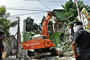 Unauthorized buildings demolished in Kokapet under heavy security