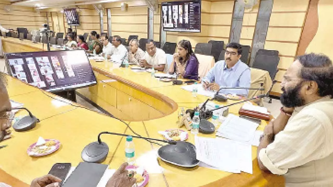 Uttam urges public representatives to have meals with fine rice beneficiaries like CM Revanth does