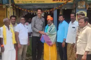 BJP Leaders Honor Devoted Rama Follower Chakravarthi Acharyulu in Jogulamba Gadwal District