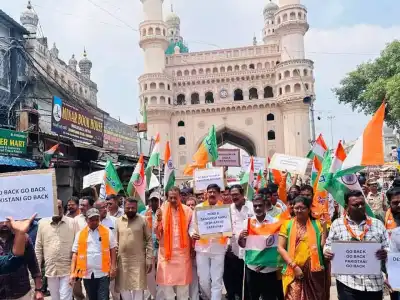 BJP leaders protest at Charminar, call for deporting illegal immigrants from Pakistan and Bangladesh