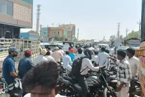 Crowds at Jammulamma Temple Cause Traffic Jams and Heat Problems in Gadwal