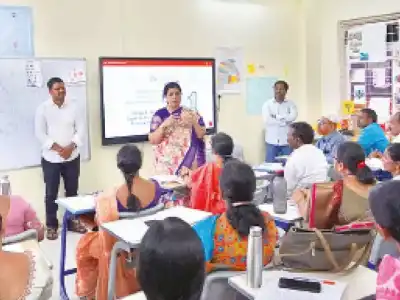 Education Secretary visits teacher training center in RR