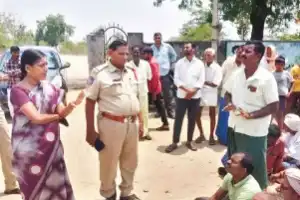 Farmers clash with officials over rice buying issue
