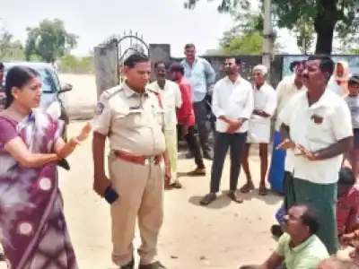 Farmers clash with officials over rice buying issue