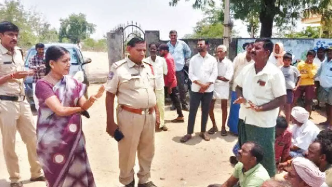 Farmers clash with officials over rice buying issue