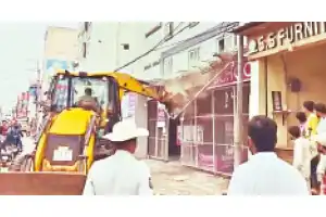 GHMC removes illegal structures on Asifnagar-Jhirra Road