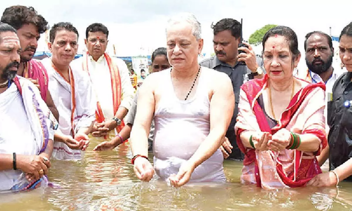 Governor bathes at Triveni Sangam