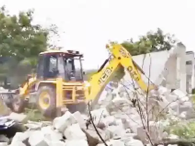 HYDRA removes illegal buildings from cemetery