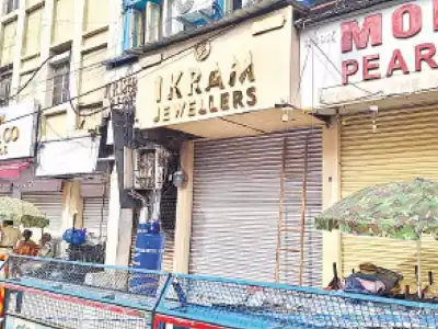Jewellery shop owners at Gulzar Houz close shops in support