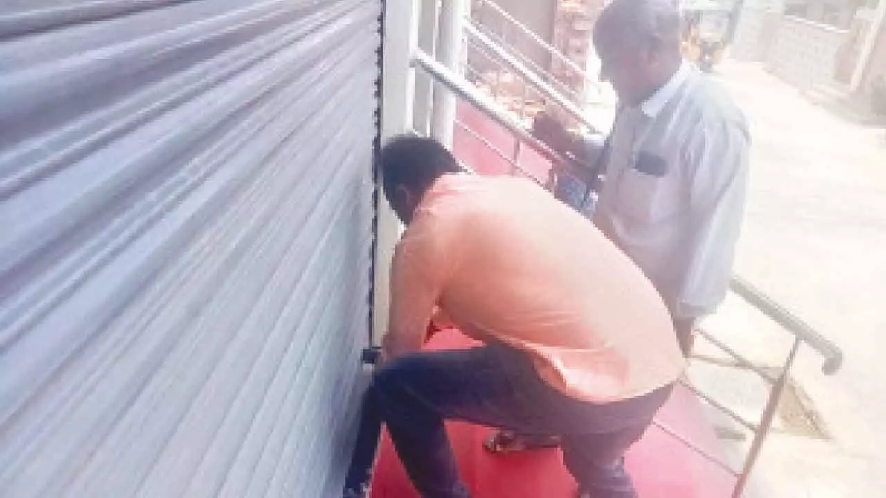 Main health clinics shut down for breaking rules