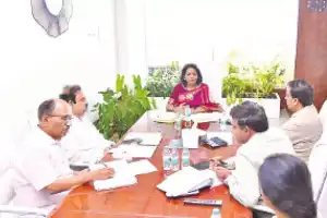 Mayor gives money to families affected by incident