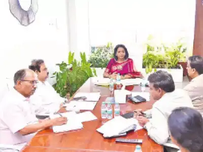 Mayor gives money to families affected by incident