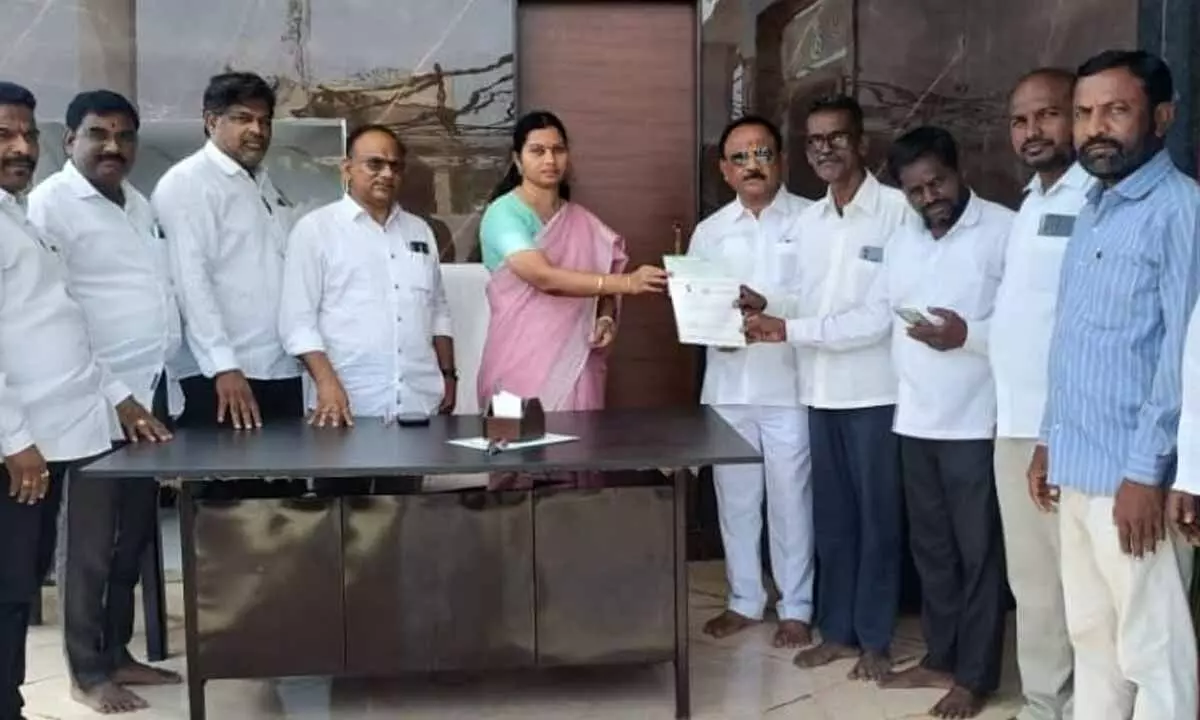 Sarithamma Gives Relief Fund Cheques to Needy Families in Gadwal