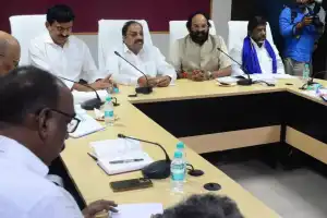 Uttam tells officials to speed up work on SRLI and SSMP projects