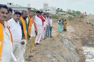 BJP leaders visit people displaced by Munneru