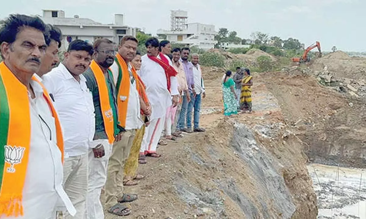 BJP leaders visit people displaced by Munneru