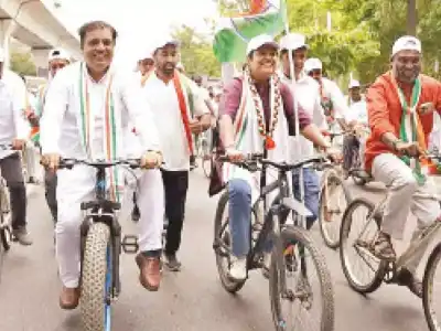 Congress holds bicycle rally to honor youth sacrifices