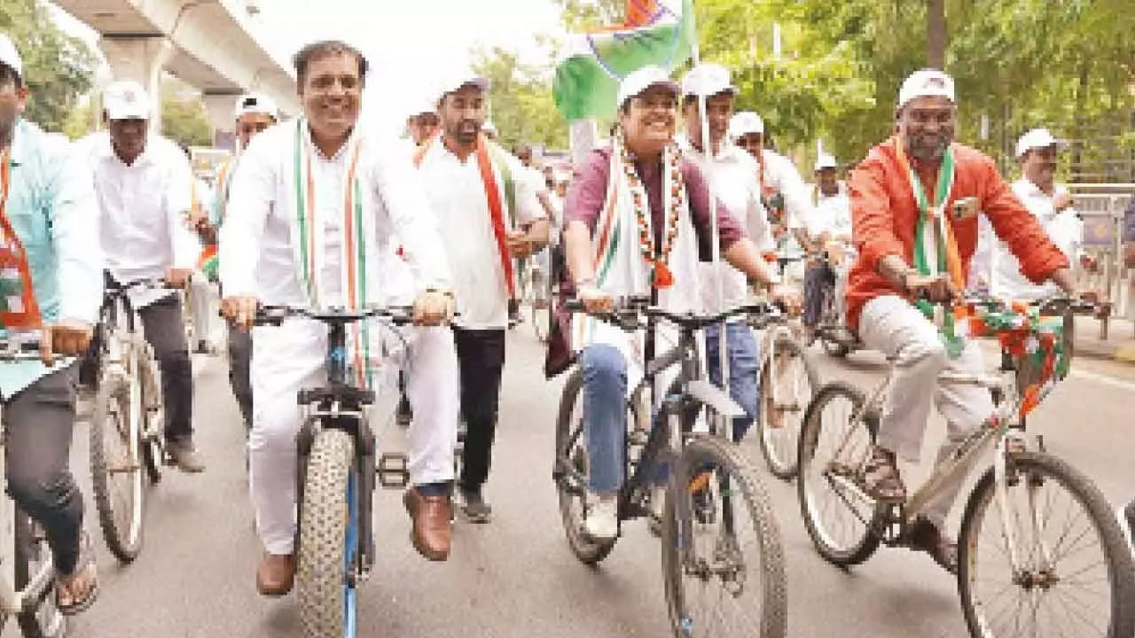 Congress holds bicycle rally to honor youth sacrifices