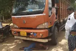 Farmers Protest by Lying Under Trucks, Urge Quick Transport Due to Rain Risk
