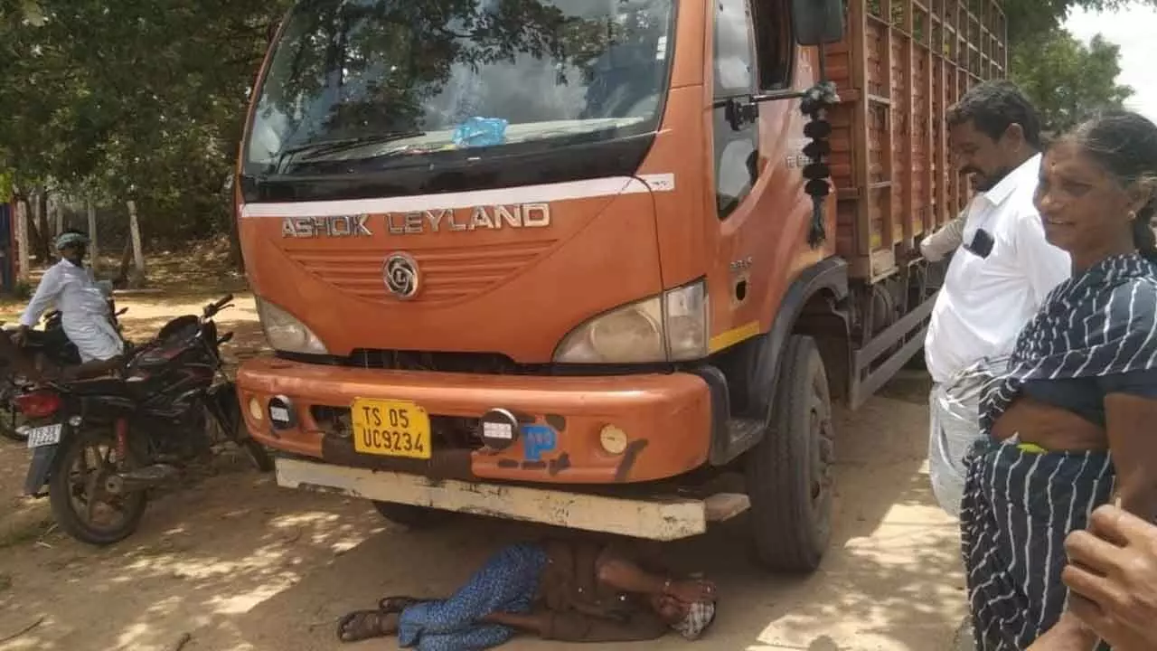 Farmers Protest by Lying Under Trucks, Urge Quick Transport Due to Rain Risk