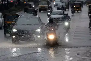 Heavy rains hit Hyderabad, causing traffic problems
