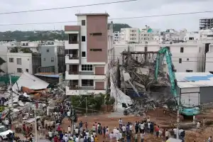HYDRAA Clears Illegal Huts at Sunnam Cheruvu, People Protest