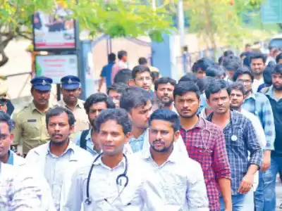 Junior doctors threaten indefinite strike if demands unmet by Monday