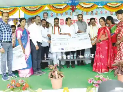Jupally gives 15 crore rupees to support women’s groups
