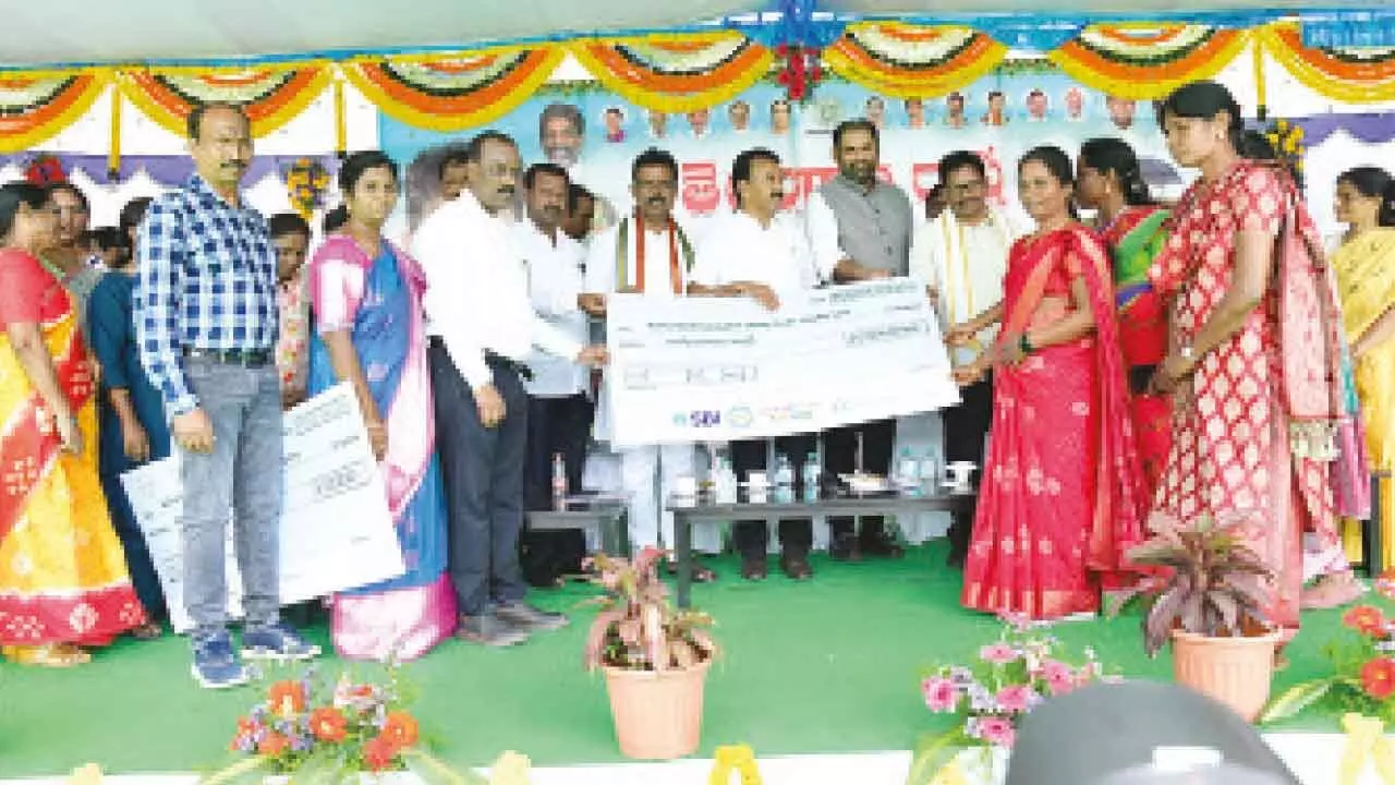 Jupally gives 15 crore rupees to support women’s groups