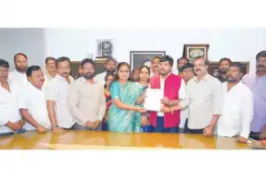Kavitha discusses 42% BC quota with Union Minister Athawale